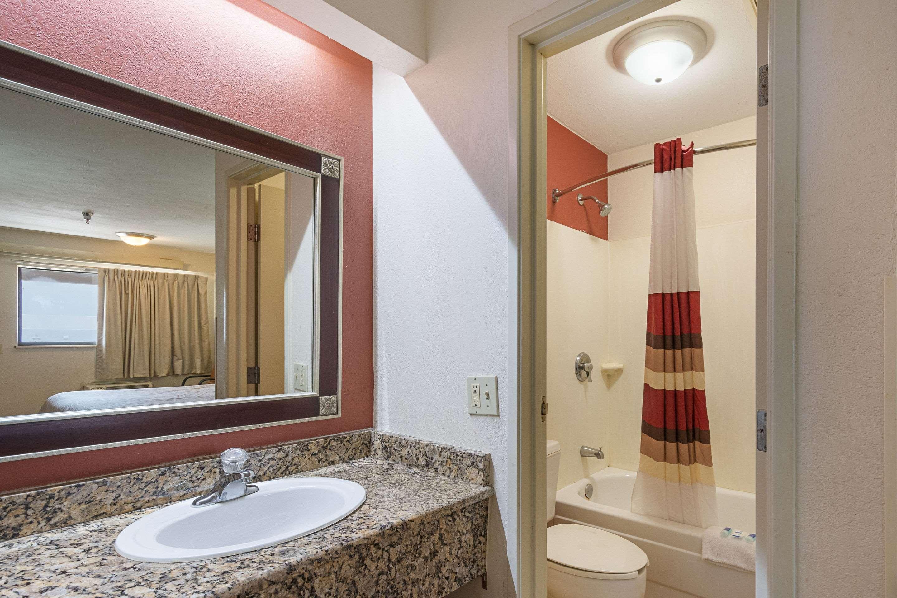 Bay Inn On Busch Tampa Bagian luar foto