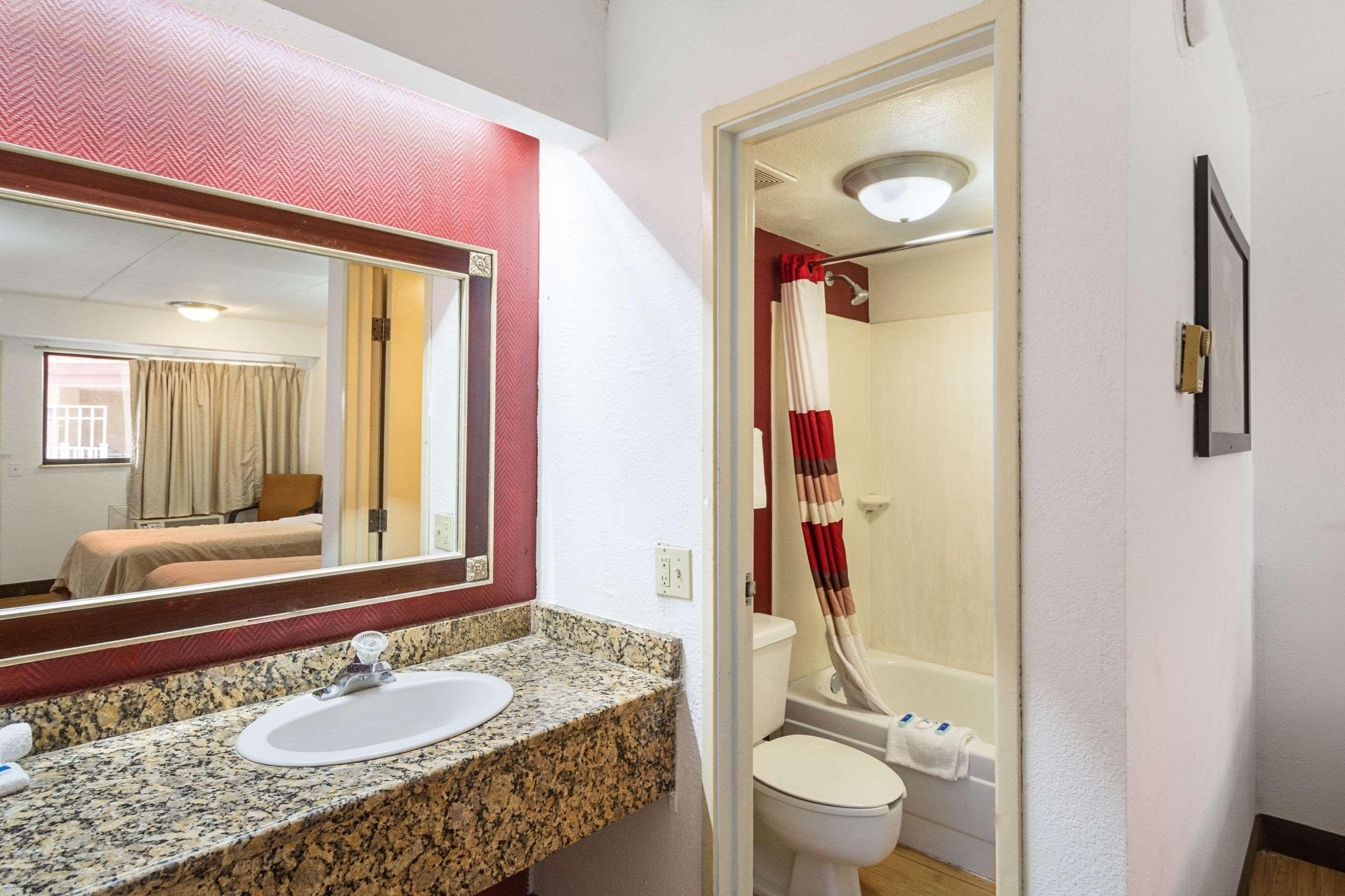 Bay Inn On Busch Tampa Bagian luar foto