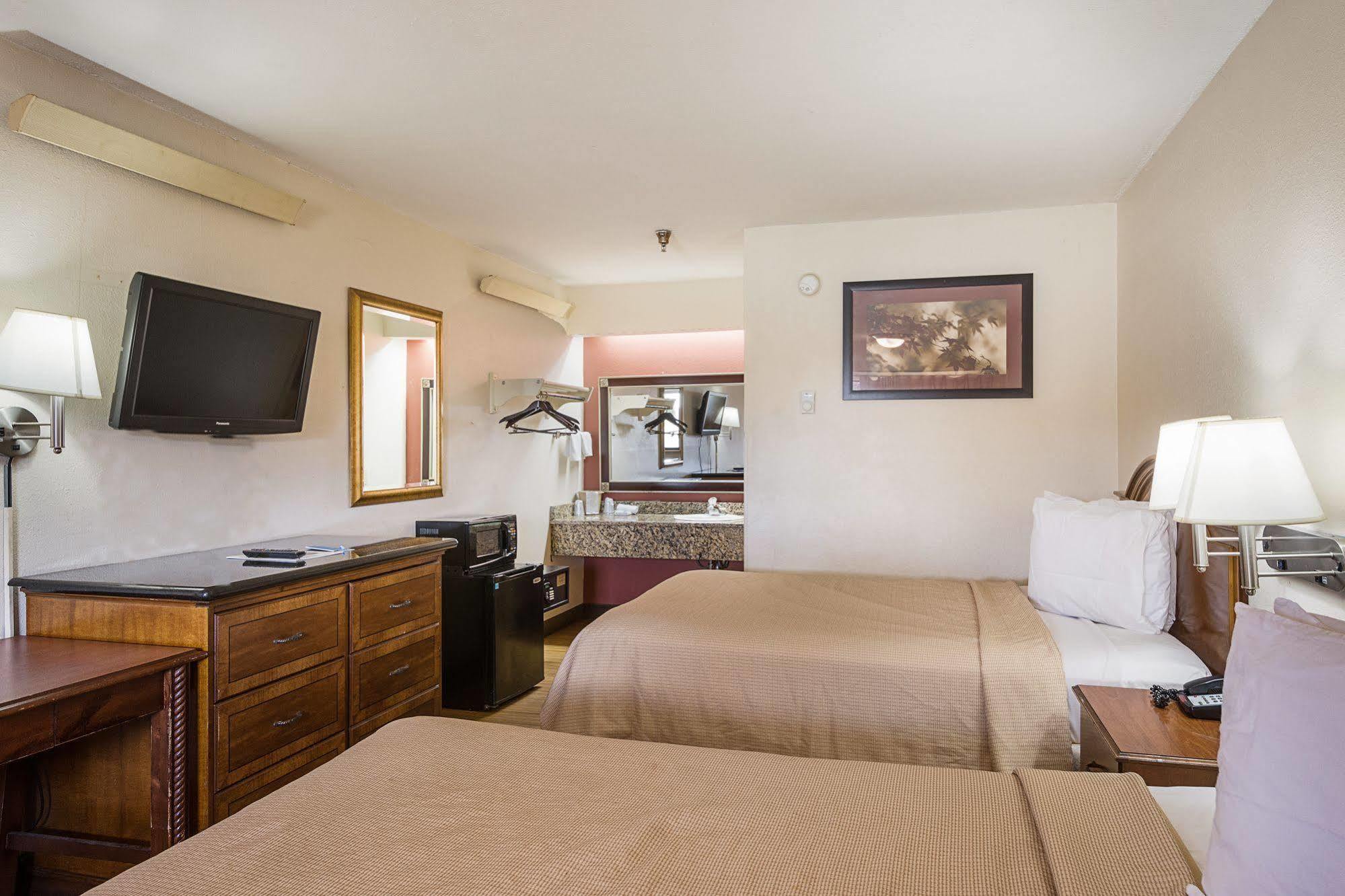 Bay Inn On Busch Tampa Bagian luar foto