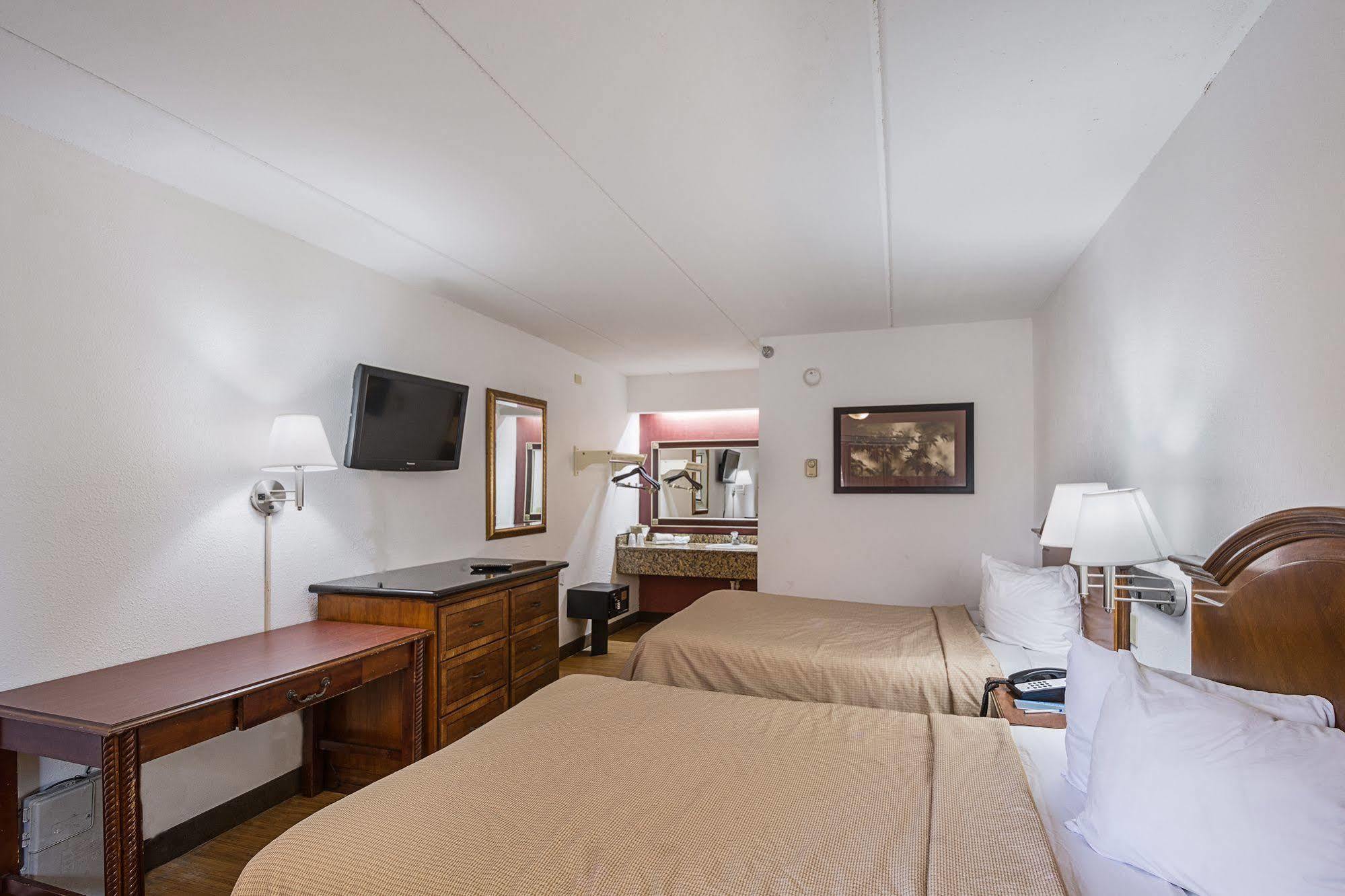 Bay Inn On Busch Tampa Bagian luar foto